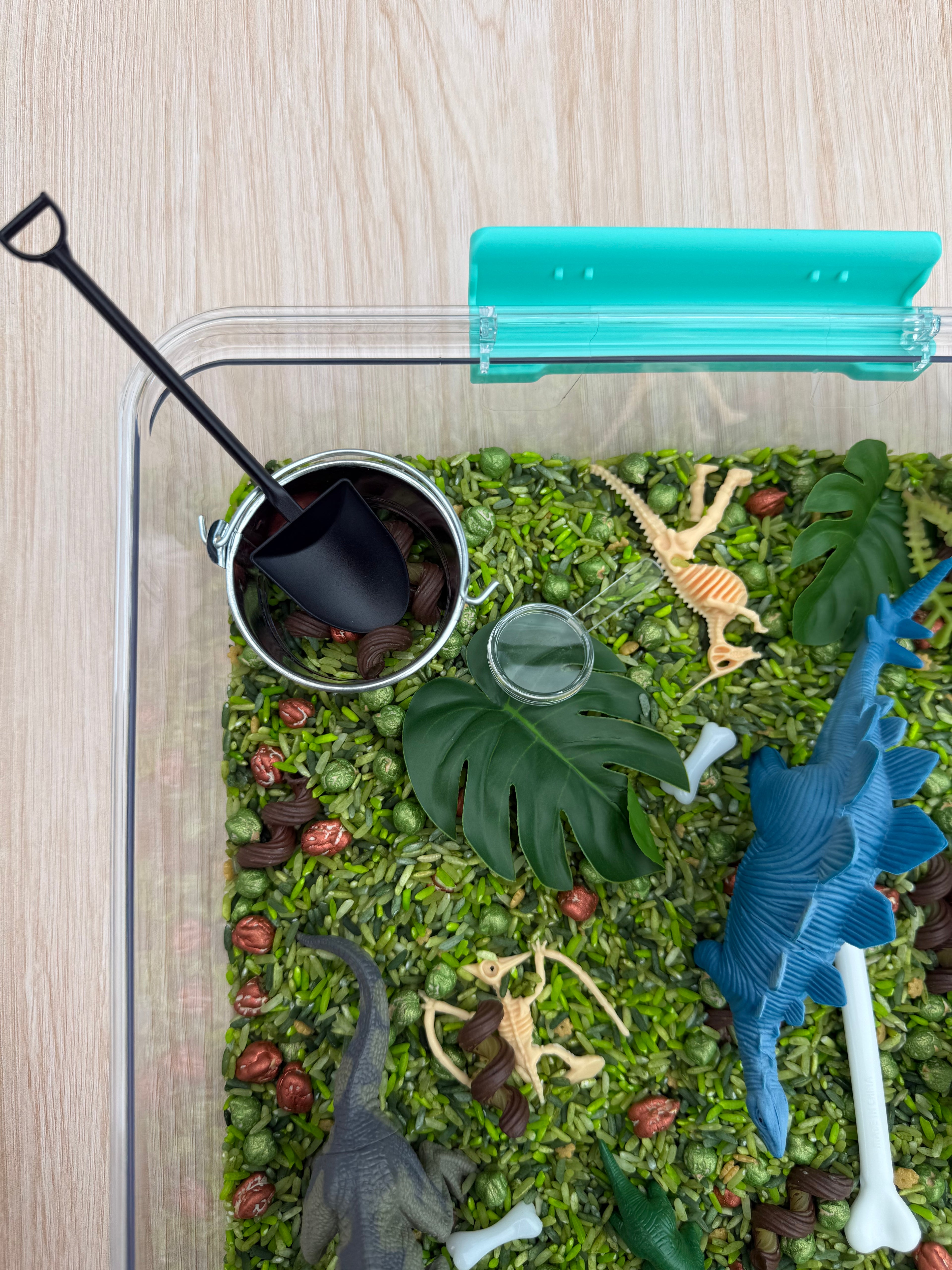 Dino Dig Scoop & Pour Kit